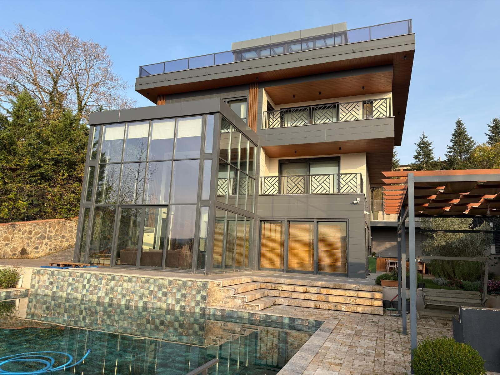 ÇEKMEKÖY REŞADİYE’DE SATILIK ÖZEL TASARIM VİLLA  Reşadiye Köyü’nün doğayla iç içe ve huzurlu konumunda, 1.000 m² arsa üzerinde iskanlı olarak inşa edilmiş lüks villamız satışa sunulmuştur.