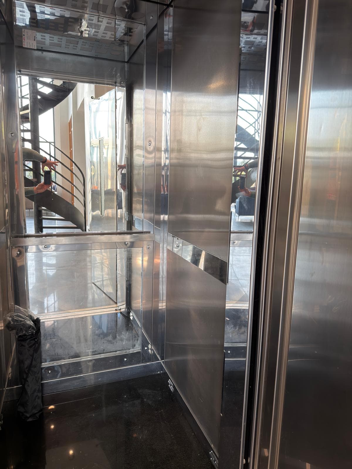 ÇEKMEKÖY REŞADİYE’DE SATILIK ÖZEL TASARIM VİLLA  Reşadiye Köyü’nün doğayla iç içe ve huzurlu konumunda, 1.000 m² arsa üzerinde iskanlı olarak inşa edilmiş lüks villamız satışa sunulmuştur. - Görsel 3