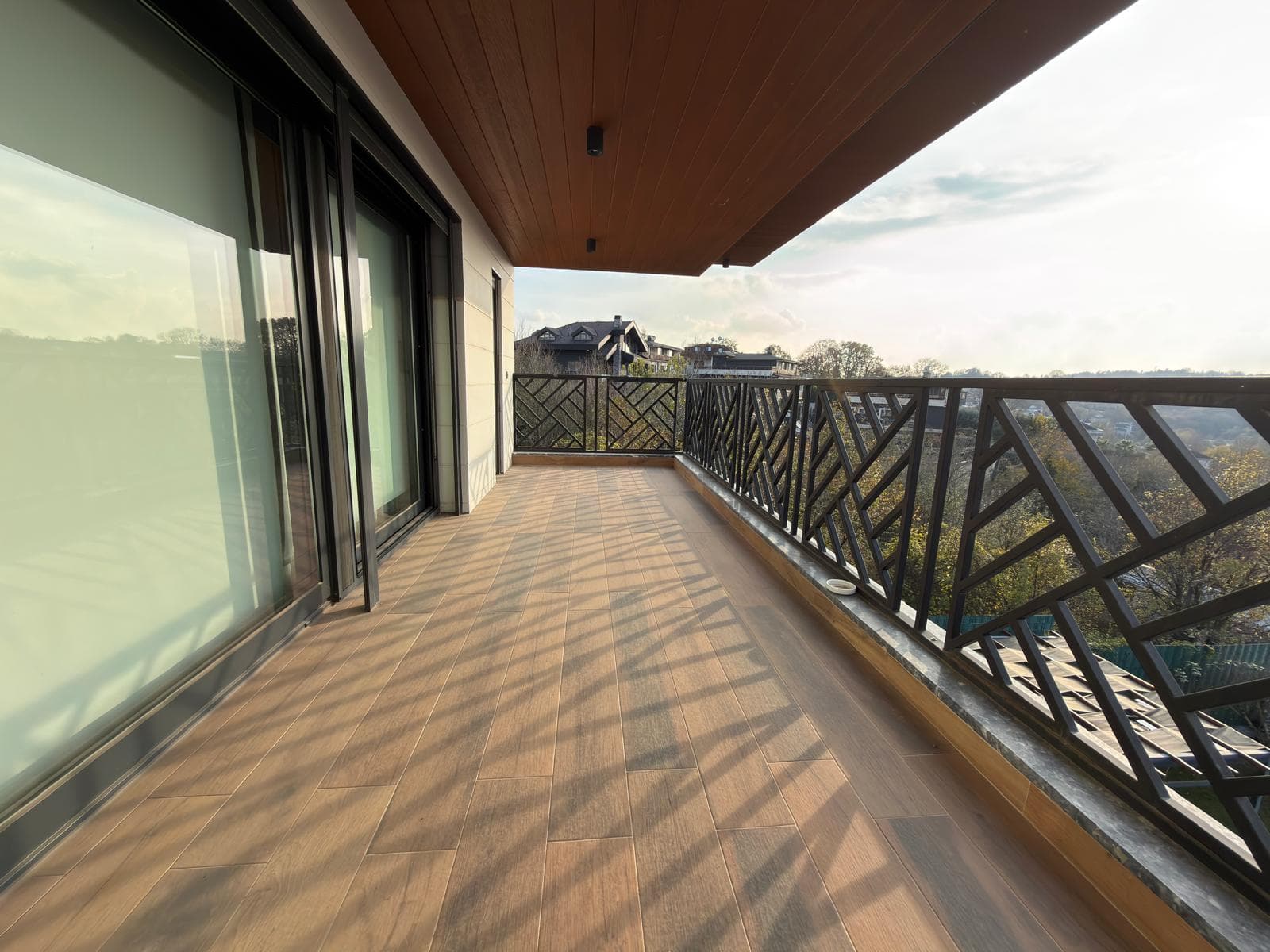 ÇEKMEKÖY REŞADİYE’DE SATILIK ÖZEL TASARIM VİLLA  Reşadiye Köyü’nün doğayla iç içe ve huzurlu konumunda, 1.000 m² arsa üzerinde iskanlı olarak inşa edilmiş lüks villamız satışa sunulmuştur. - Görsel 9