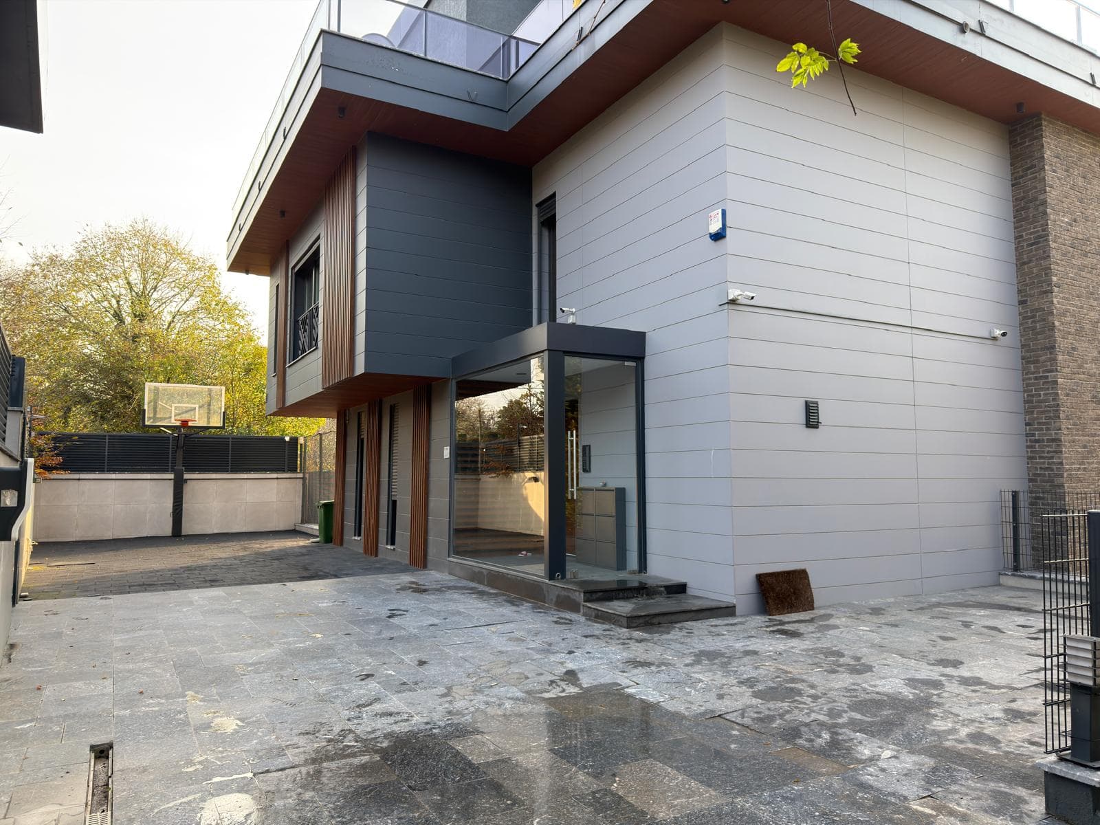 ÇEKMEKÖY REŞADİYE’DE SATILIK ÖZEL TASARIM VİLLA  Reşadiye Köyü’nün doğayla iç içe ve huzurlu konumunda, 1.000 m² arsa üzerinde iskanlı olarak inşa edilmiş lüks villamız satışa sunulmuştur. - Görsel 11