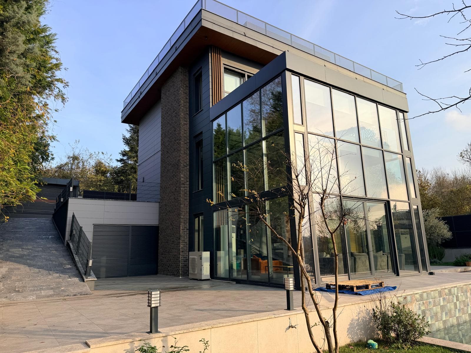 ÇEKMEKÖY REŞADİYE’DE SATILIK ÖZEL TASARIM VİLLA  Reşadiye Köyü’nün doğayla iç içe ve huzurlu konumunda, 1.000 m² arsa üzerinde iskanlı olarak inşa edilmiş lüks villamız satışa sunulmuştur. - Görsel 14