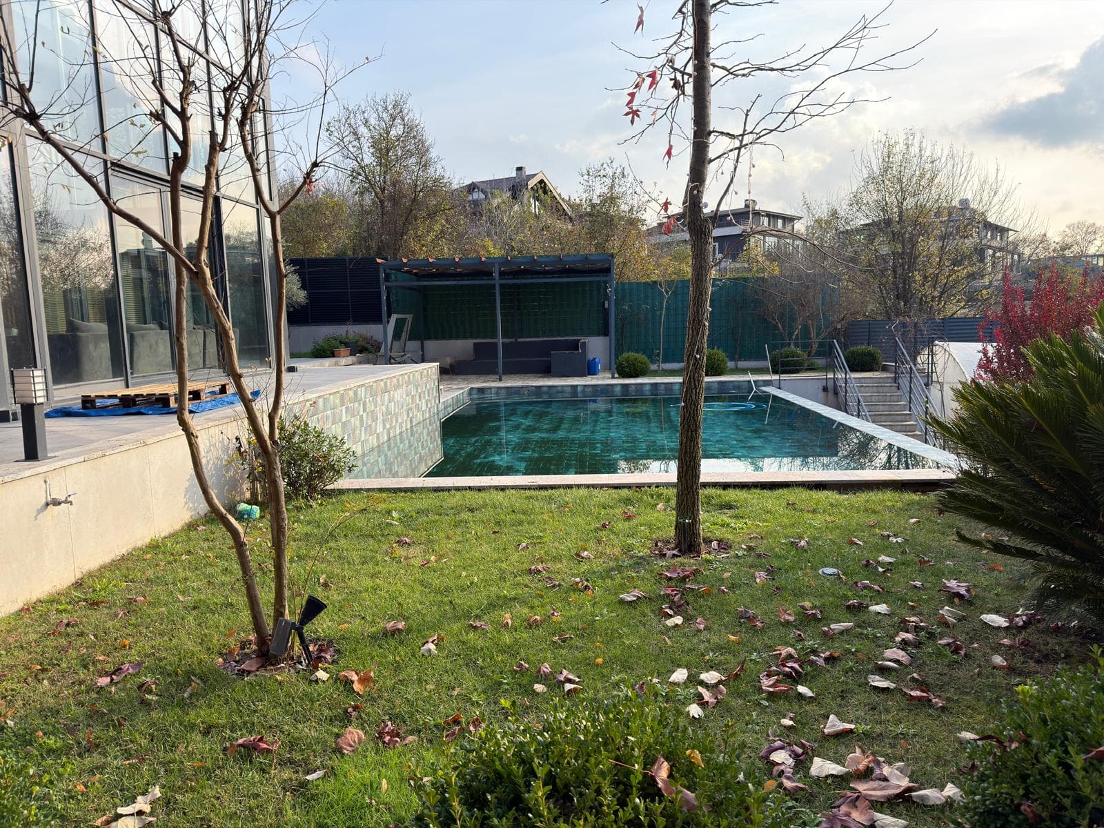 ÇEKMEKÖY REŞADİYE’DE SATILIK ÖZEL TASARIM VİLLA  Reşadiye Köyü’nün doğayla iç içe ve huzurlu konumunda, 1.000 m² arsa üzerinde iskanlı olarak inşa edilmiş lüks villamız satışa sunulmuştur. - Görsel 15