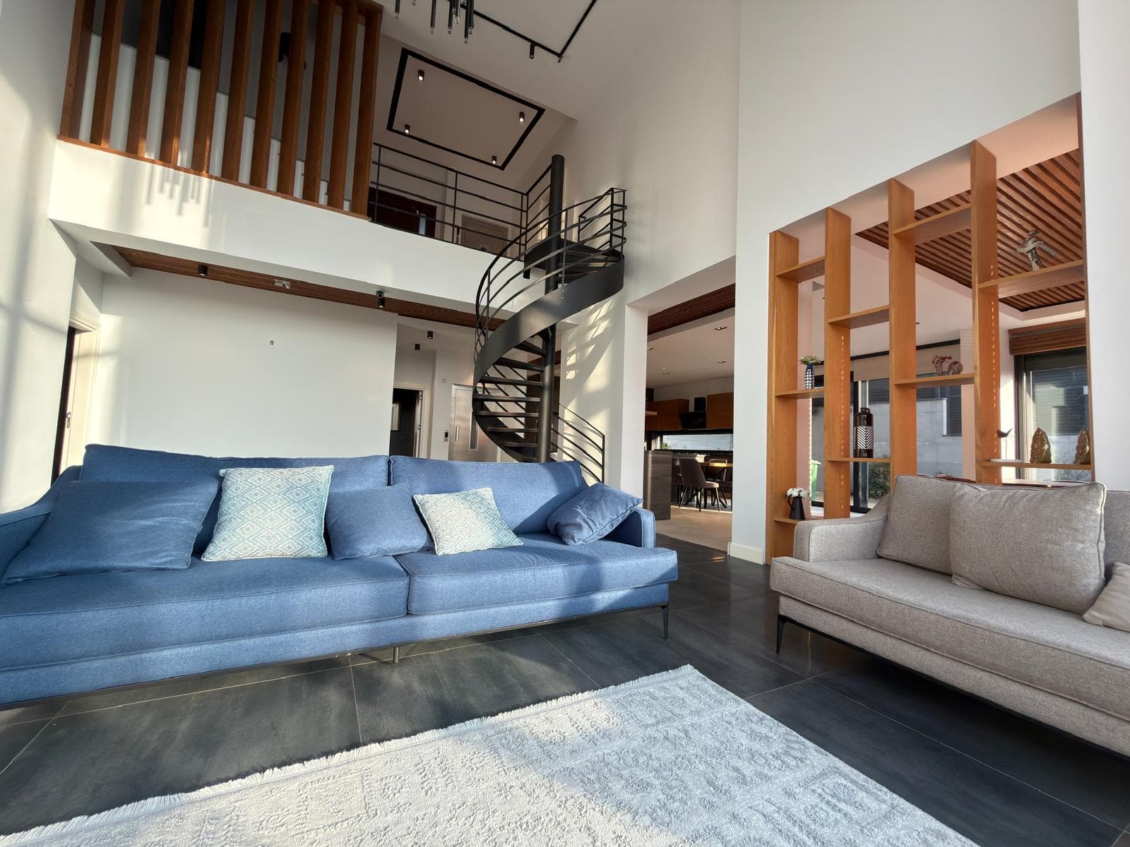 ÇEKMEKÖY REŞADİYE’DE SATILIK ÖZEL TASARIM VİLLA  Reşadiye Köyü’nün doğayla iç içe ve huzurlu konumunda, 1.000 m² arsa üzerinde iskanlı olarak inşa edilmiş lüks villamız satışa sunulmuştur. - Görsel 18